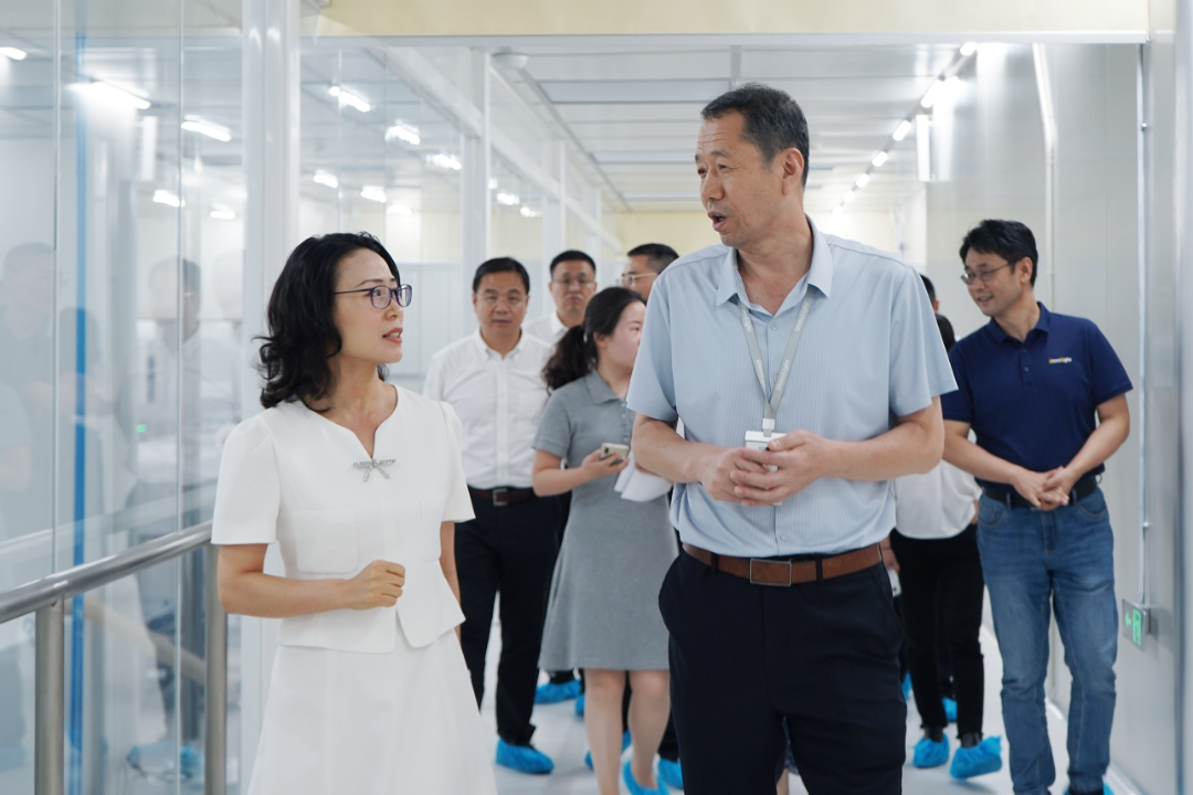 江苏省科技厅副厅长蔡英凤一行调研极电光能