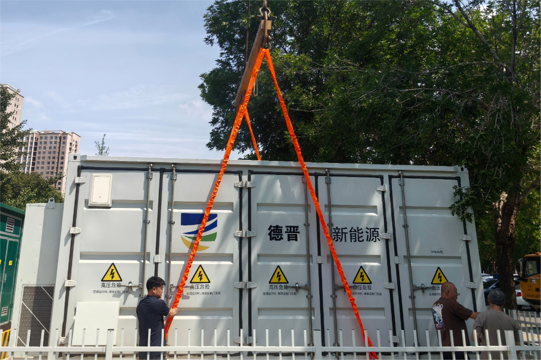 云龙控股首个分布式储能项目落地——龙口市行政中心1MW/2.15MWh储能设备吊装完成