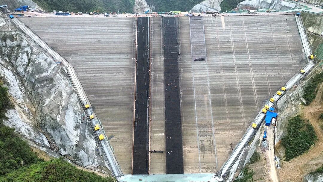 决胜四季度｜贵州黔南抽蓄电站下水库大坝面板首仓混凝土顺利开浇