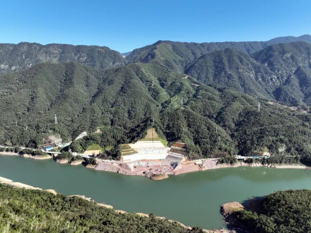 大干四个月 加快促生产丨洪屏抽水蓄能电站二期下库进出水口闸门井平台以上高边坡开挖支护顺利完工