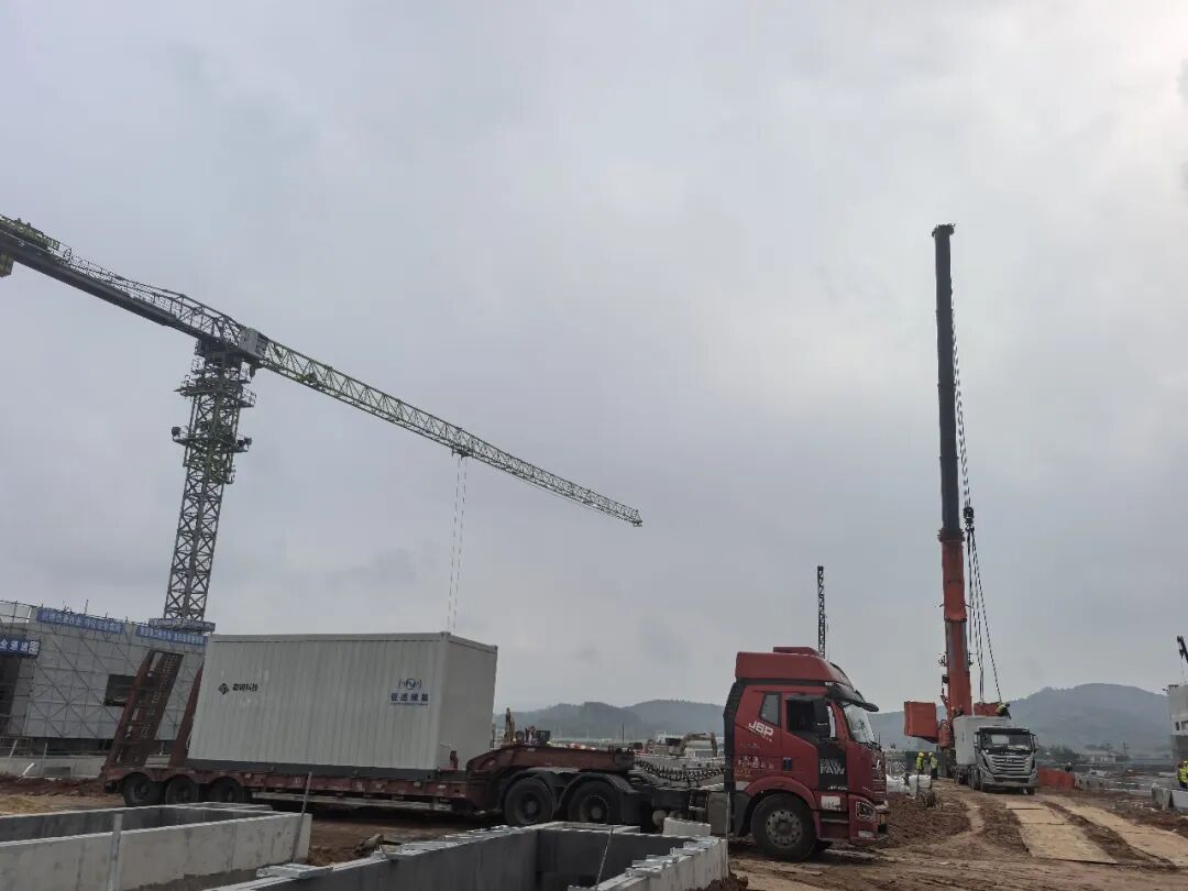 喜报！恒运新型混合储能示范电站首台储能电池舱顺利吊装就位