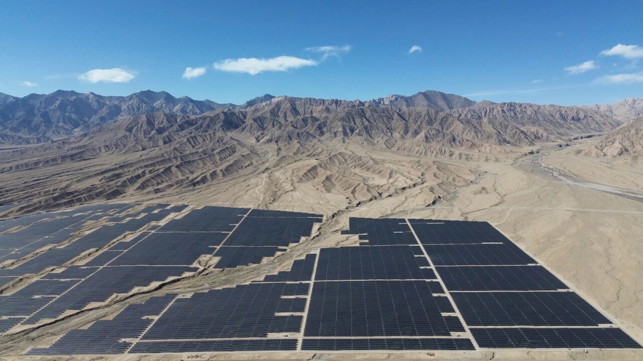沙戈荒崛起GW级电站！天合光能至尊N型700W+组件护航德令哈大基地并网