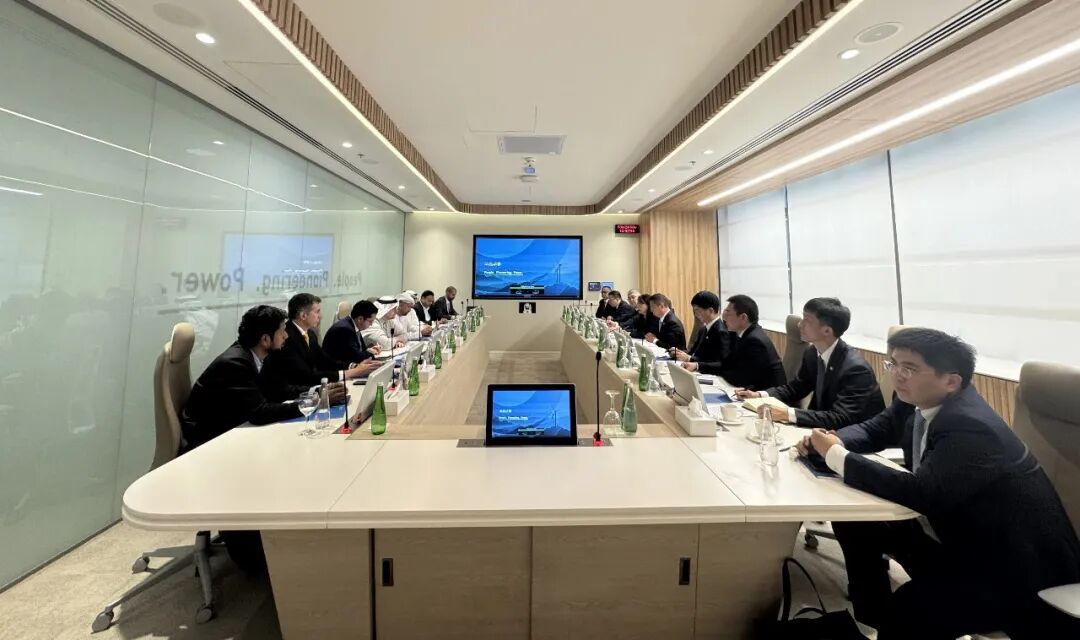 罗必雄与阿布扎比未来能源有限公司首席执行官穆罕默德·贾米尔·阿尔·拉玛希会谈并见证签约