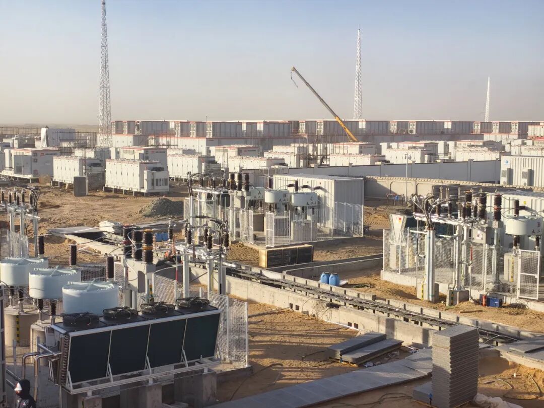 400MW/1.6GWh！内蒙古磴口“全钒液流+磷酸铁锂”混合电池技术储能项目成功并网