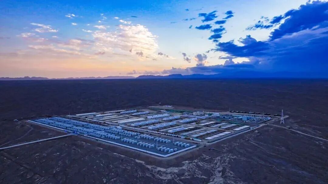 含250MW/1GWh全钒液流电池!新华乌什50万千瓦/200万千瓦时构网型混合储能项目一次调频试验顺利完成