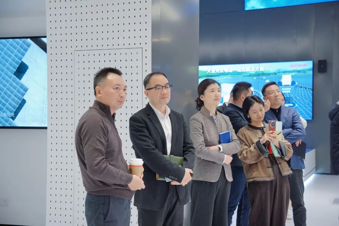 苏州能源集团党委书记、董事长徐国忠一行到访固德威交流合作！