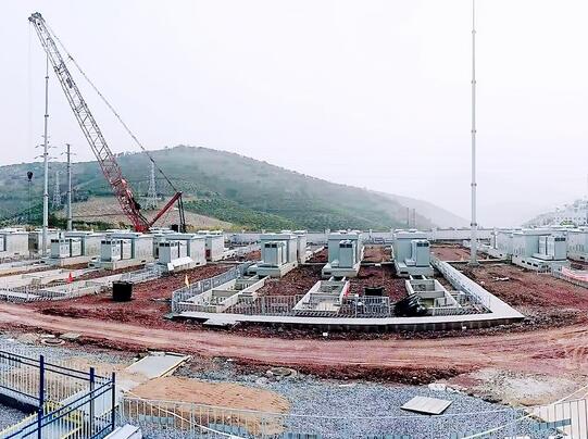 云南省元江县新型共享储能项目顺利完成20台PCS舱安装任务