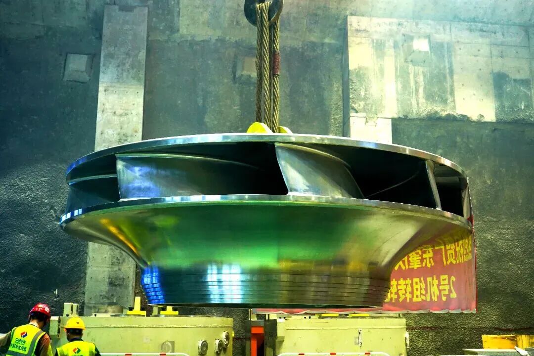 完成吊装！广东肇庆浪江抽蓄电站2号机组转轮