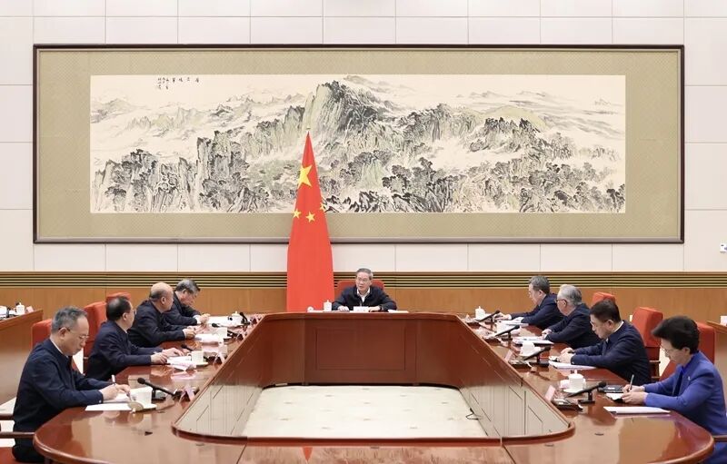 国务院总理李强：加快推进西北风、光大基地建设，大力发展分布式光伏