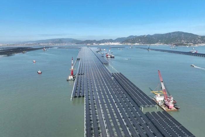 打造“光伏+核电”多能互补样板！中国二十二冶承建的国内最大规模海上光伏项目首批子阵成功并网
