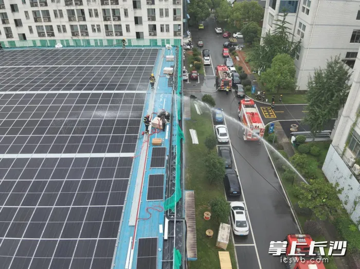 长沙一仓库屋顶光伏突发火情