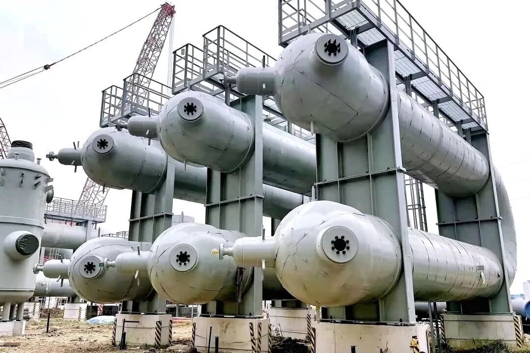 精准就位！国内单井口径最大盐穴压缩空气储能项目核心设备吊装圆满完成