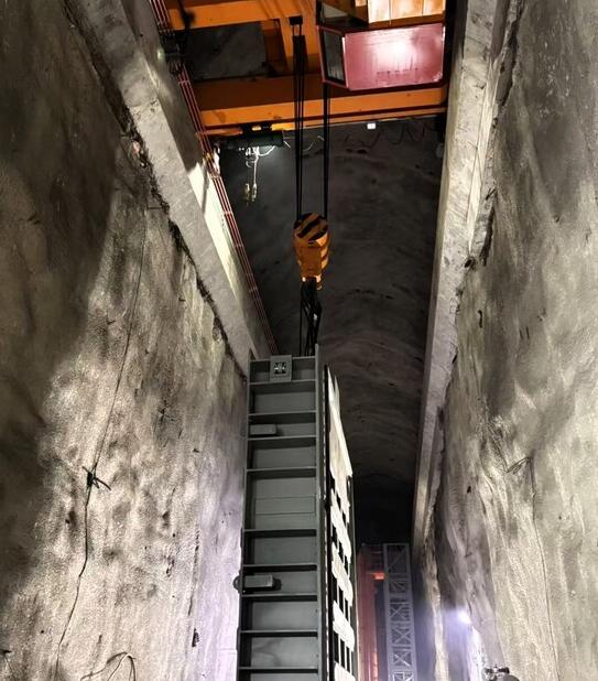 平江抽水蓄能电站尾闸室3号机组事故闸门吊装完成