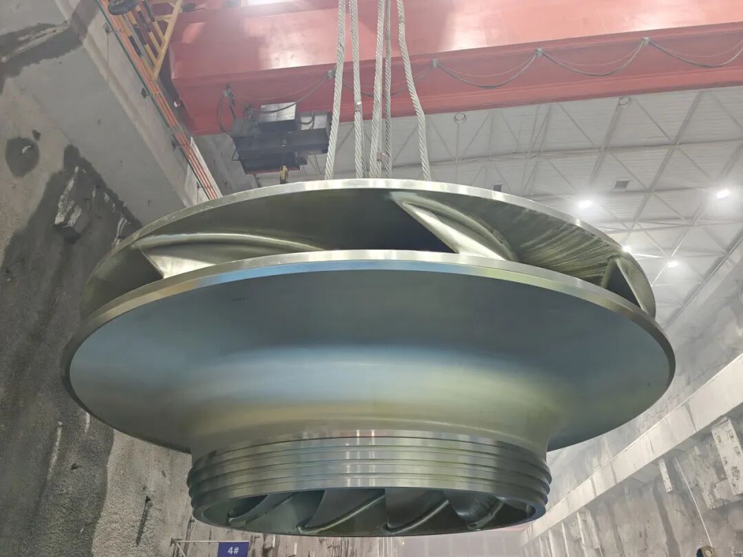 安徽石台抽水蓄能电站首台机组转轮吊装成功