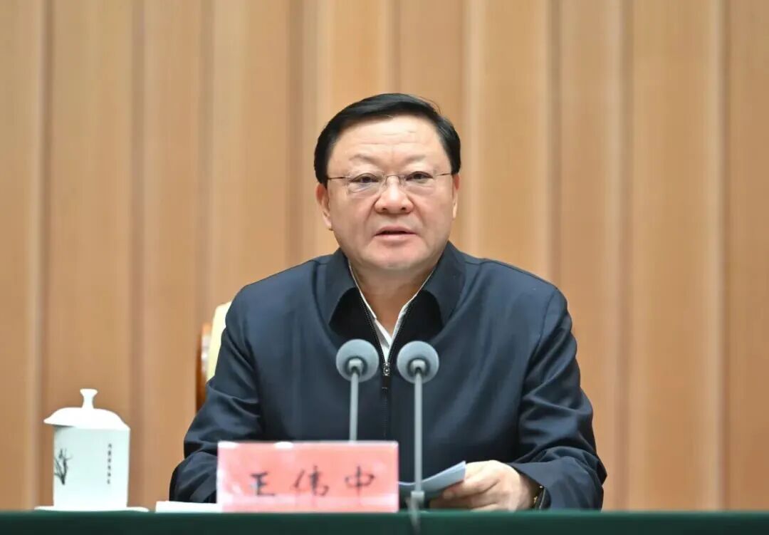 内蒙古自治区党委书记王伟中:加快蒙西电网数智化改造,谋划推进特高压柔性直流输电工程