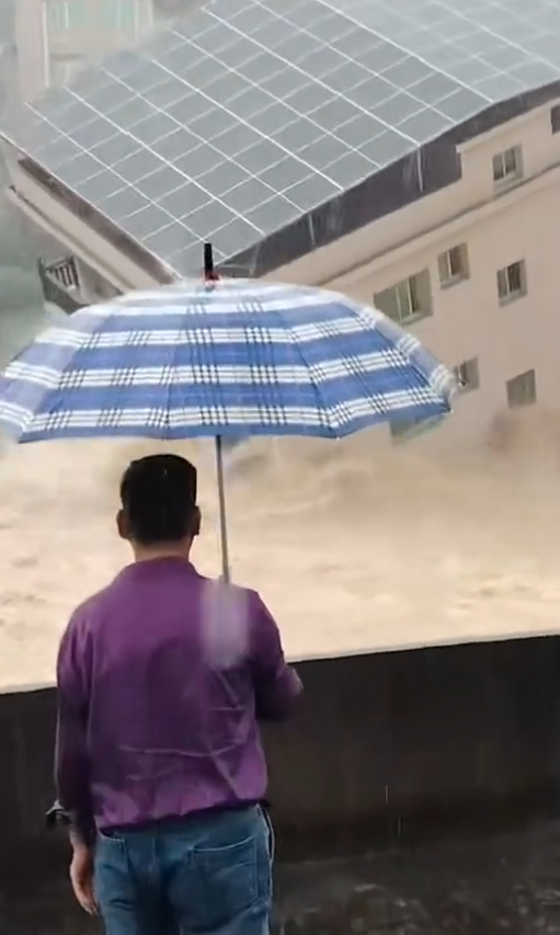 突发山洪!福建一屋顶光伏随民房整体被冲垮