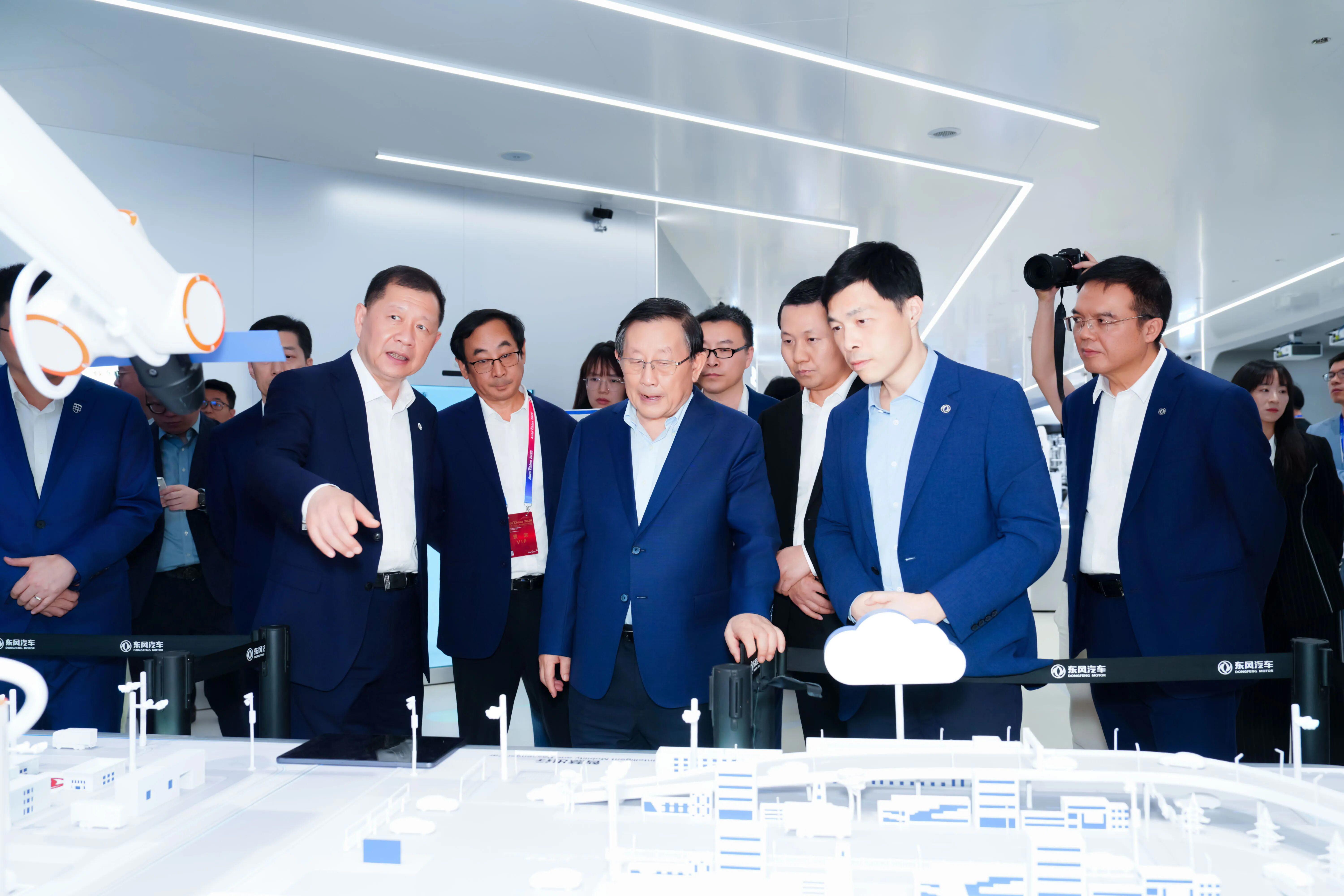 科协主席万钢考察东风氢能技术成果